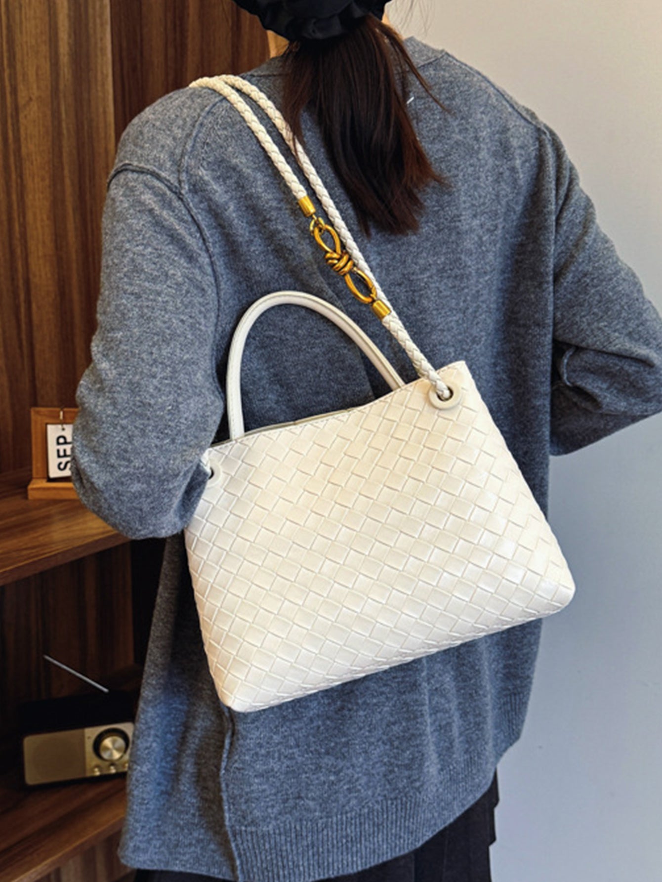 Fashionable and versatile large-capacity woven handbag