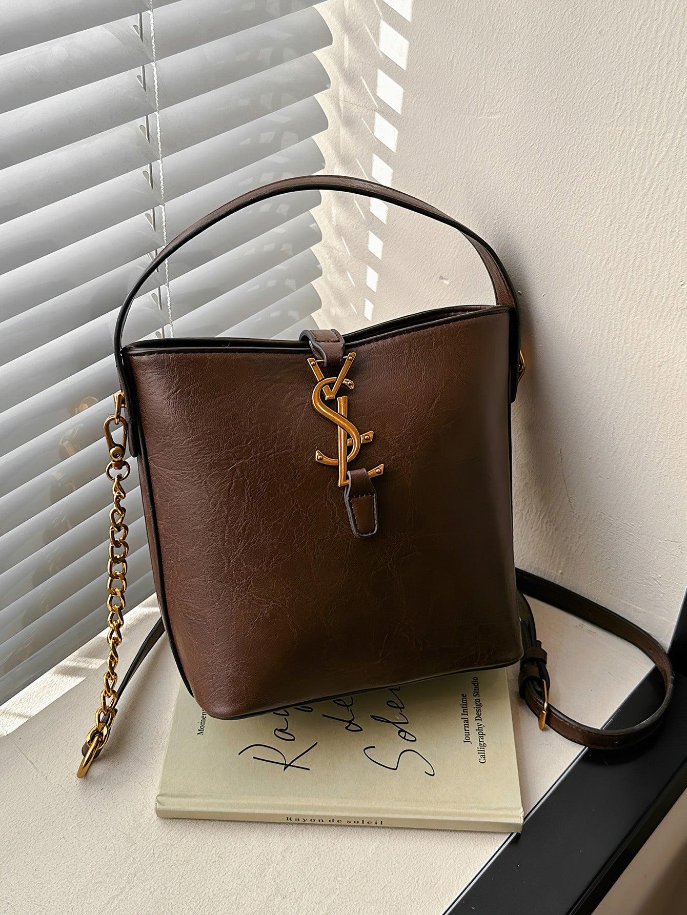Elegant French-Inspired Magnetic Bucket Bag - 2 Colors