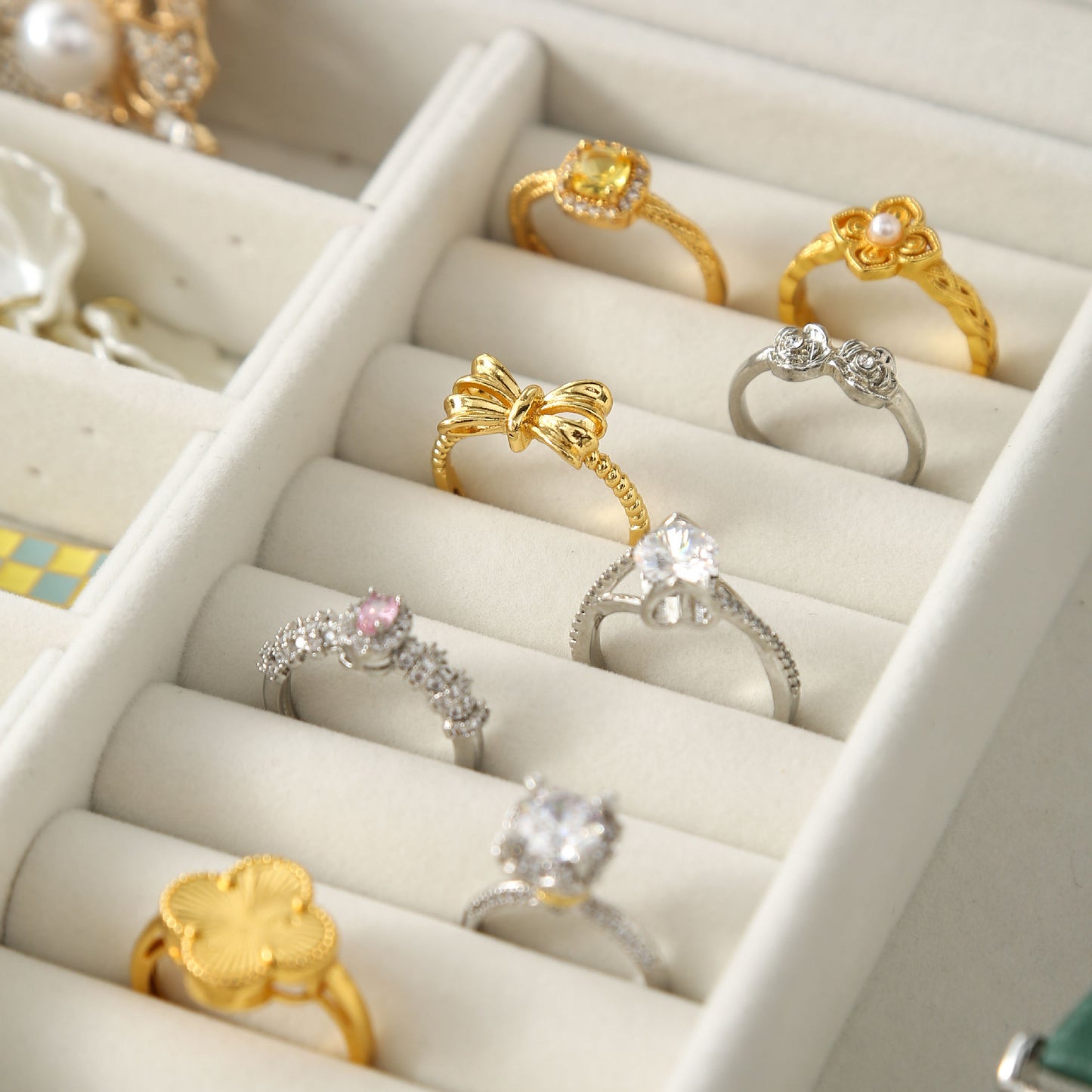 **4-Layer Handheld LED Makeup Mirror Jewelry Organizer**