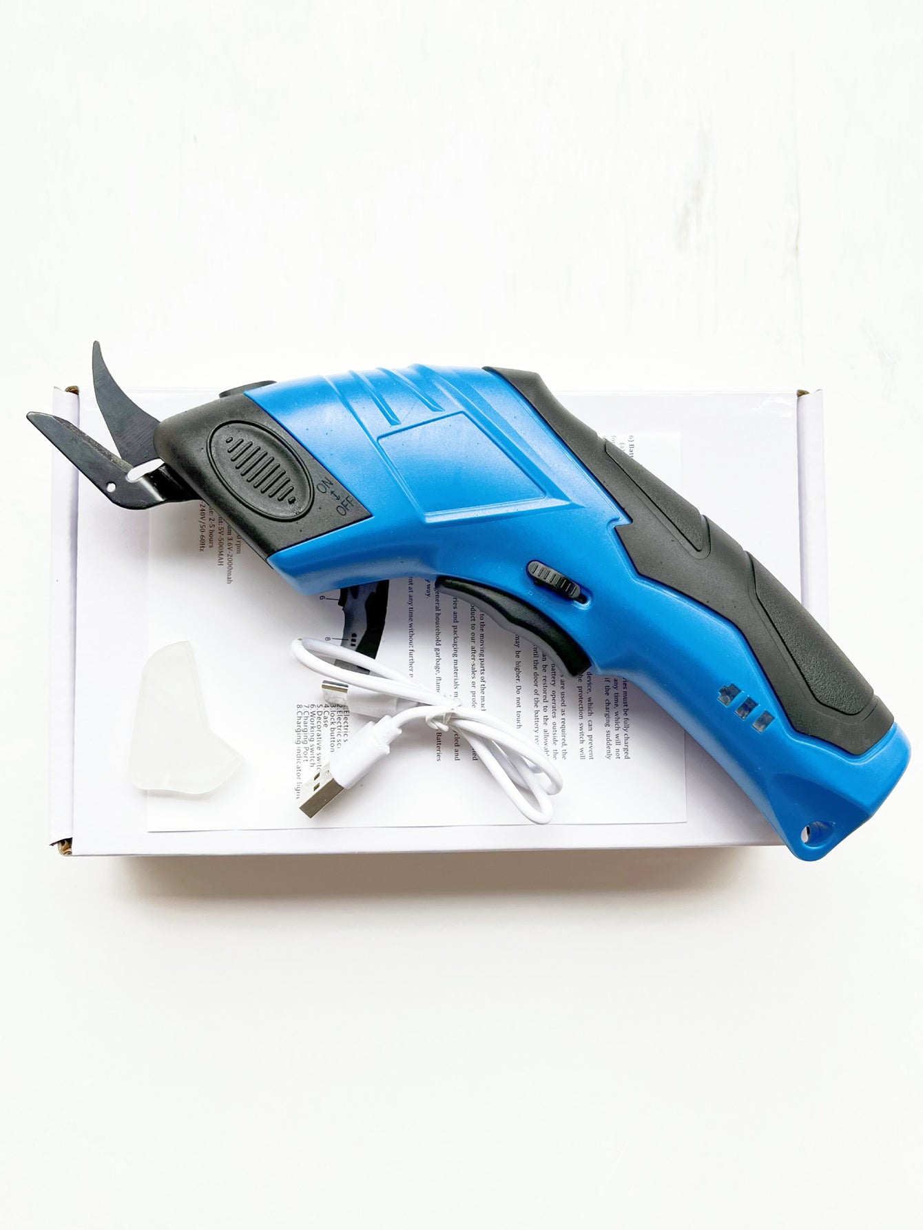 Lithium-powered fabric cutting scissors