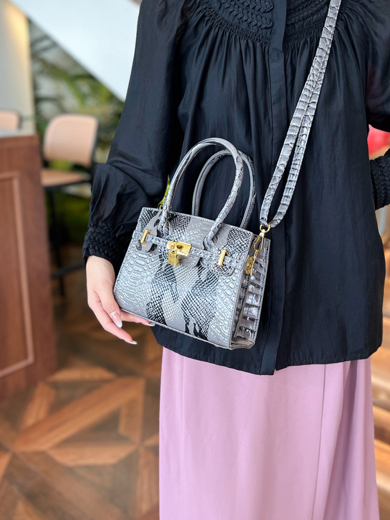 Simple and light luxury Large capacity crocodile pattern handbag