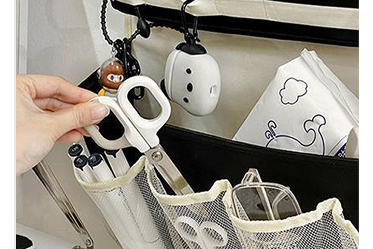 Dormitory wall-mounted storage bag