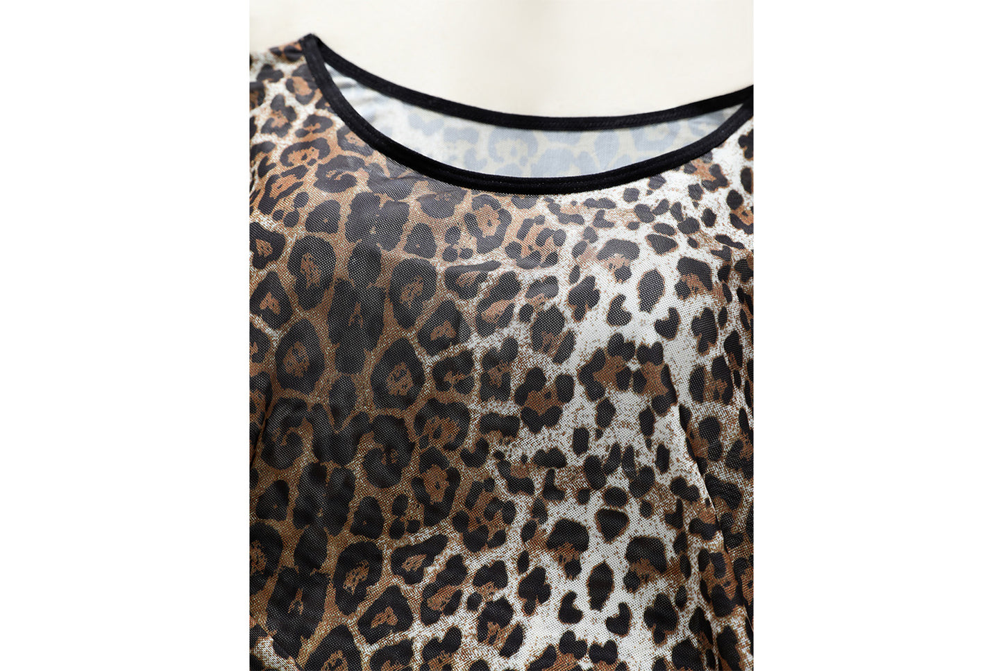 **Fashionable Leopard Print Long-Sleeved T-Shirt