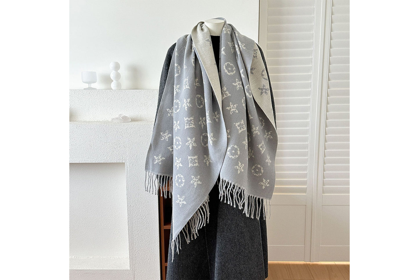 **Double-Sided Jacquard Tassel Scarf - Winter Warmth and Shawl Function**