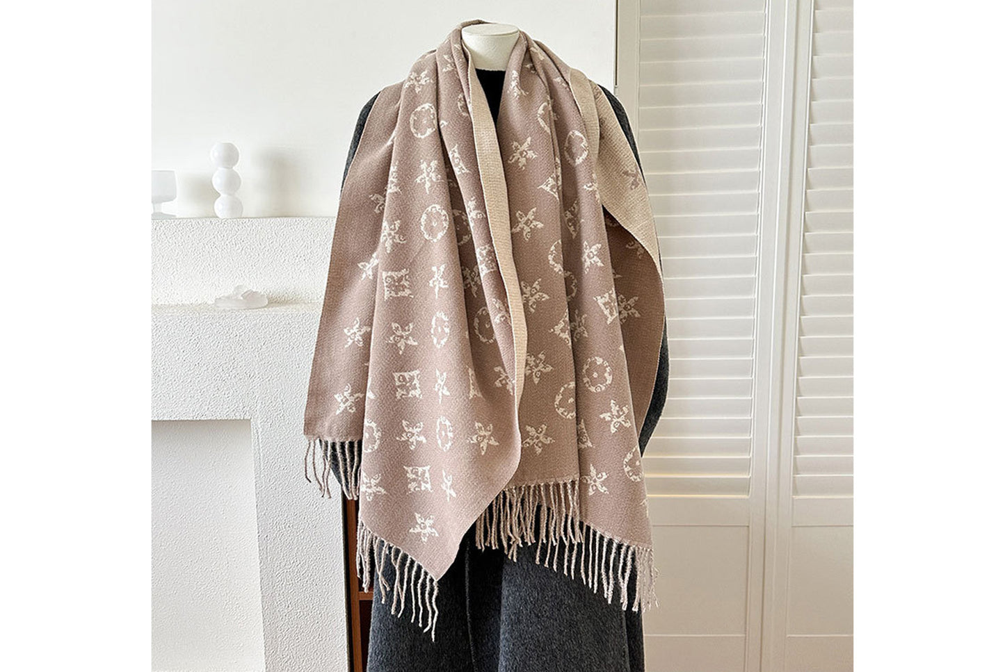 **Double-Sided Jacquard Tassel Scarf - Winter Warmth and Shawl Function**