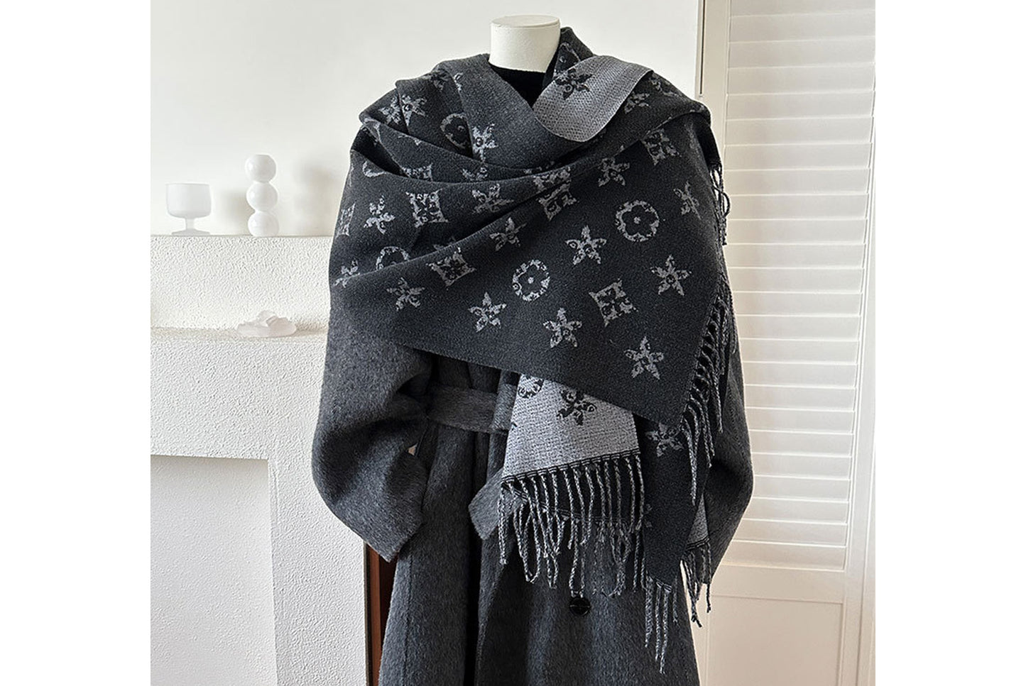 **Double-Sided Jacquard Tassel Scarf - Winter Warmth and Shawl Function**