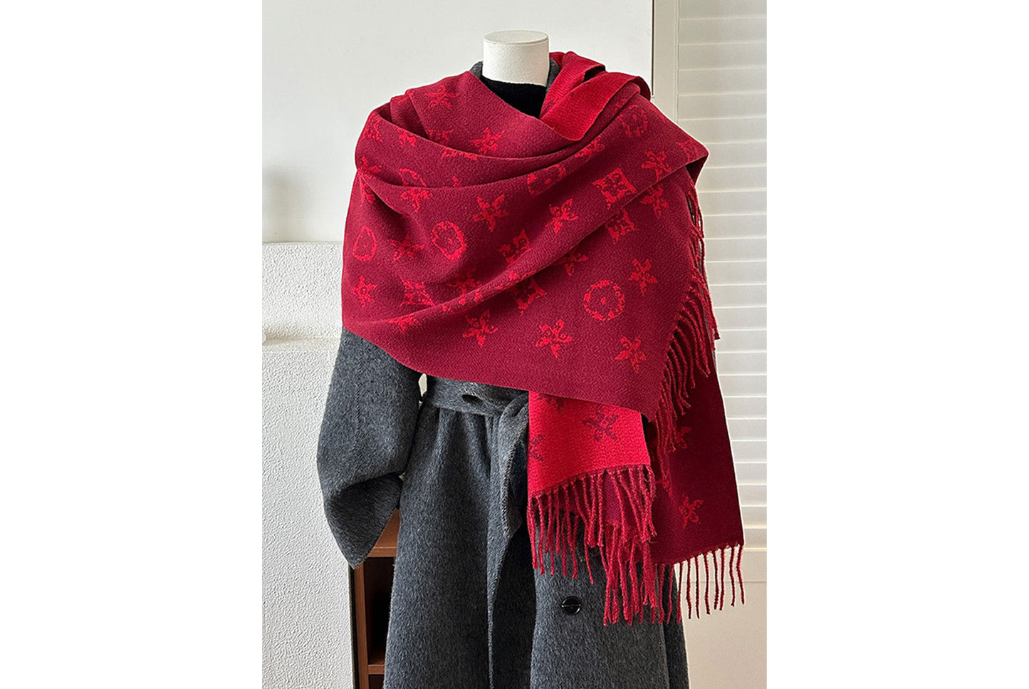 **Double-Sided Jacquard Tassel Scarf - Winter Warmth and Shawl Function**