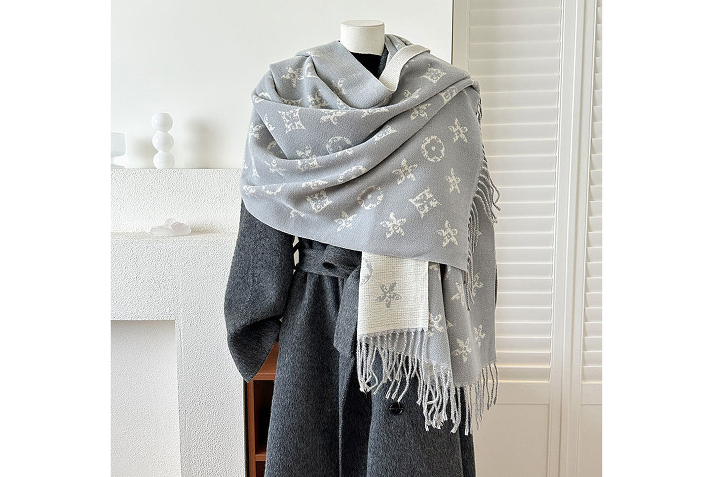 **Double-Sided Jacquard Tassel Scarf - Winter Warmth and Shawl Function**