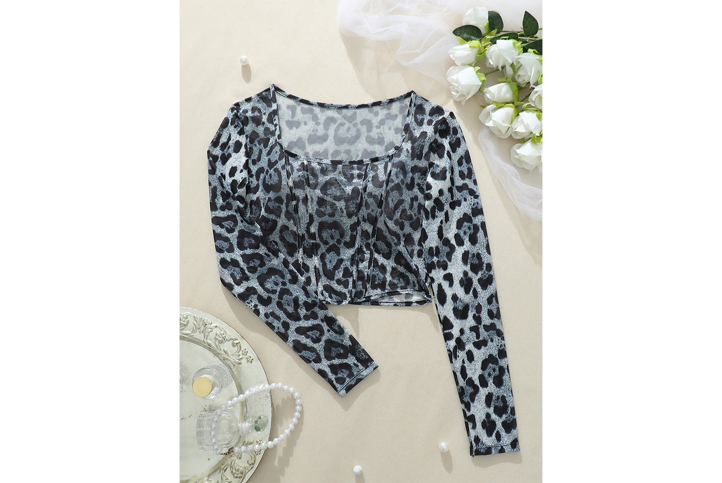 **Girl-inspired Leopard Print Cropped T-shirt, a versatile spring base**