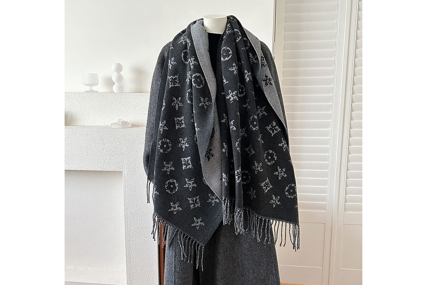 **Double-Sided Jacquard Tassel Scarf - Winter Warmth and Shawl Function**