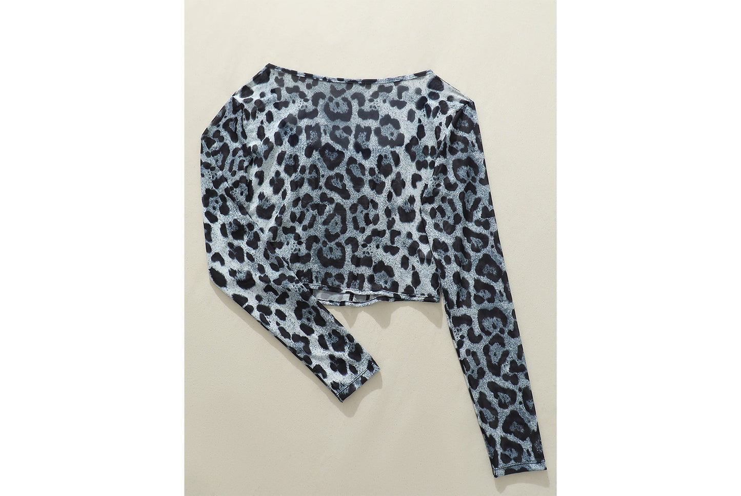 **Girl-inspired Leopard Print Cropped T-shirt, a versatile spring base**