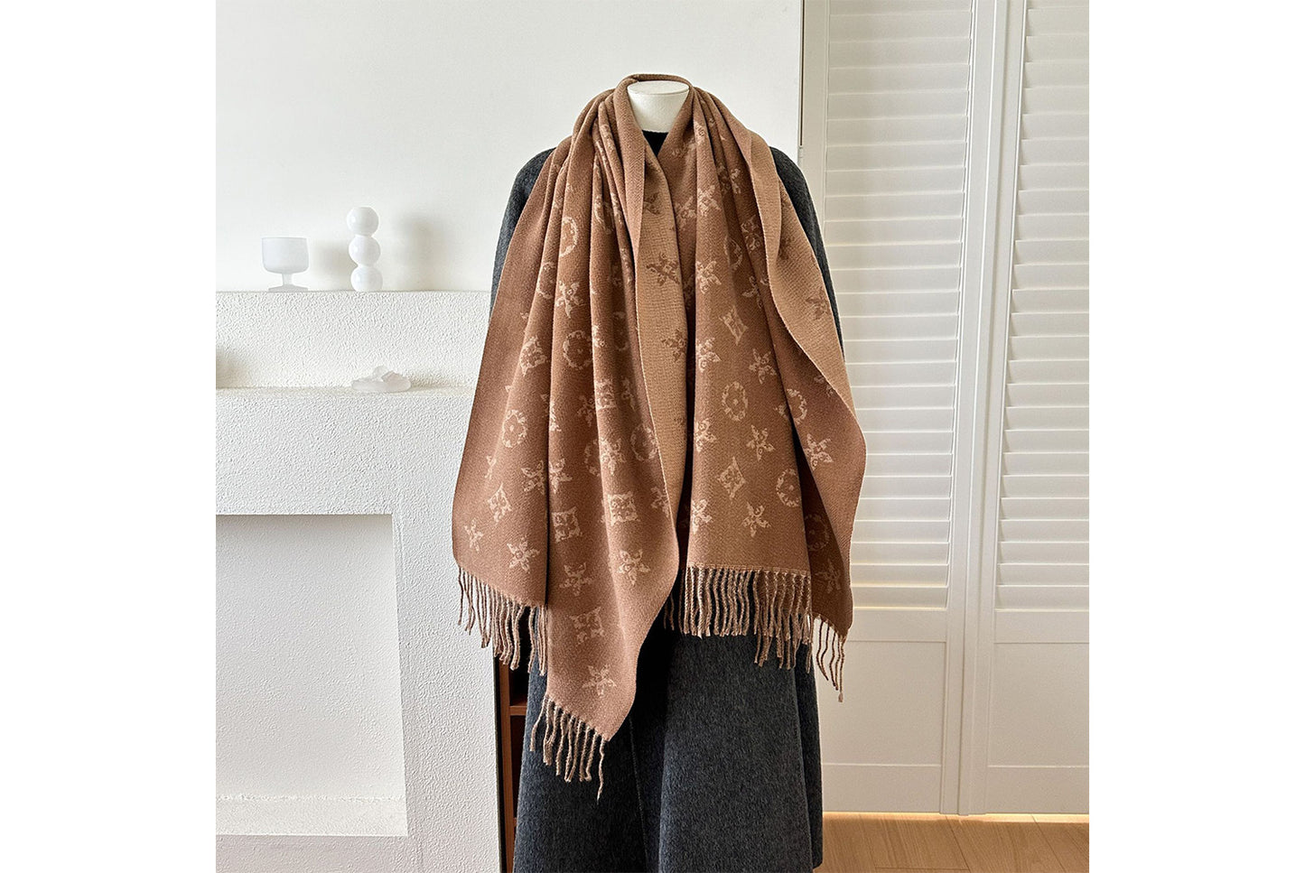 **Double-Sided Jacquard Tassel Scarf - Winter Warmth and Shawl Function**
