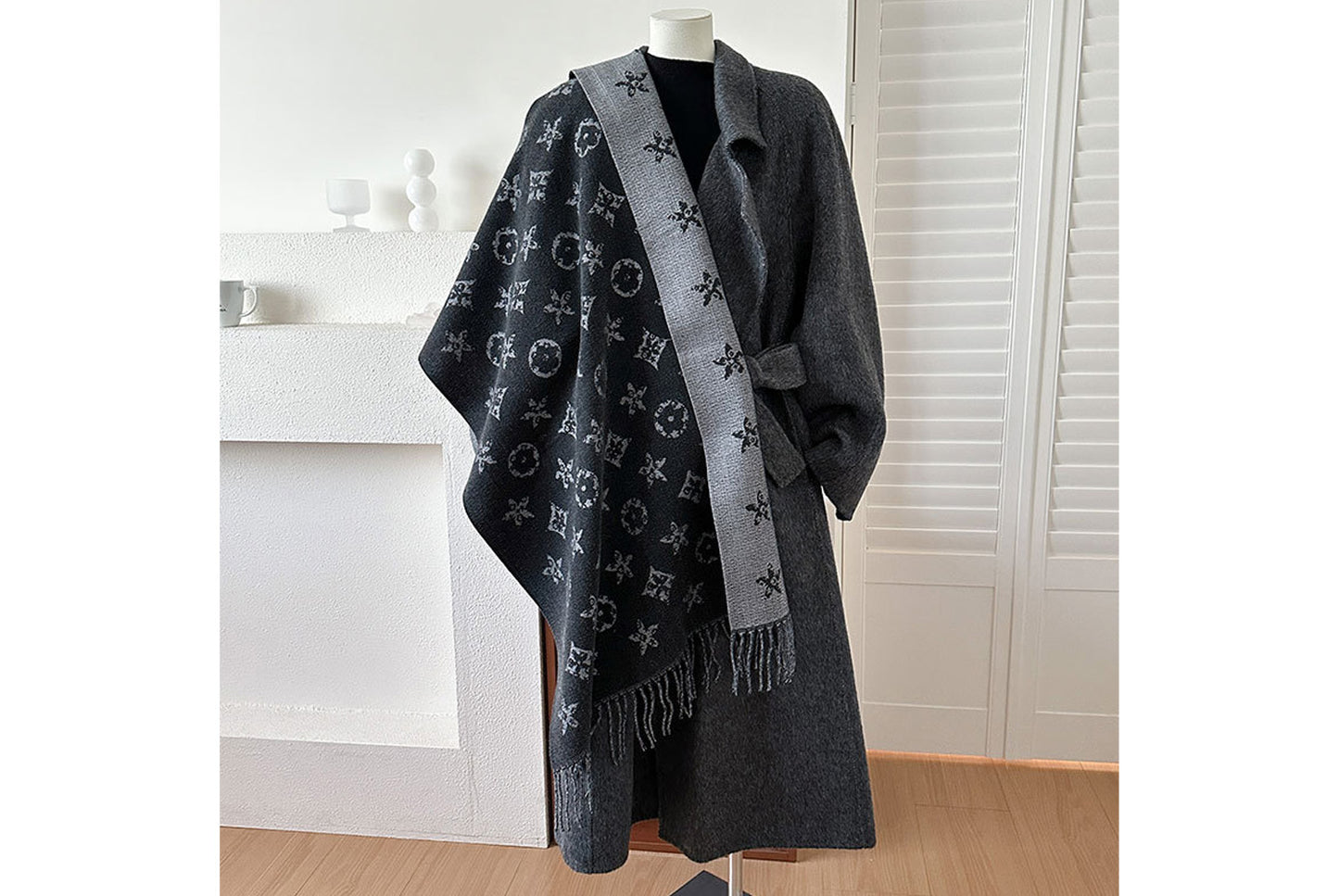**Double-Sided Jacquard Tassel Scarf - Winter Warmth and Shawl Function**