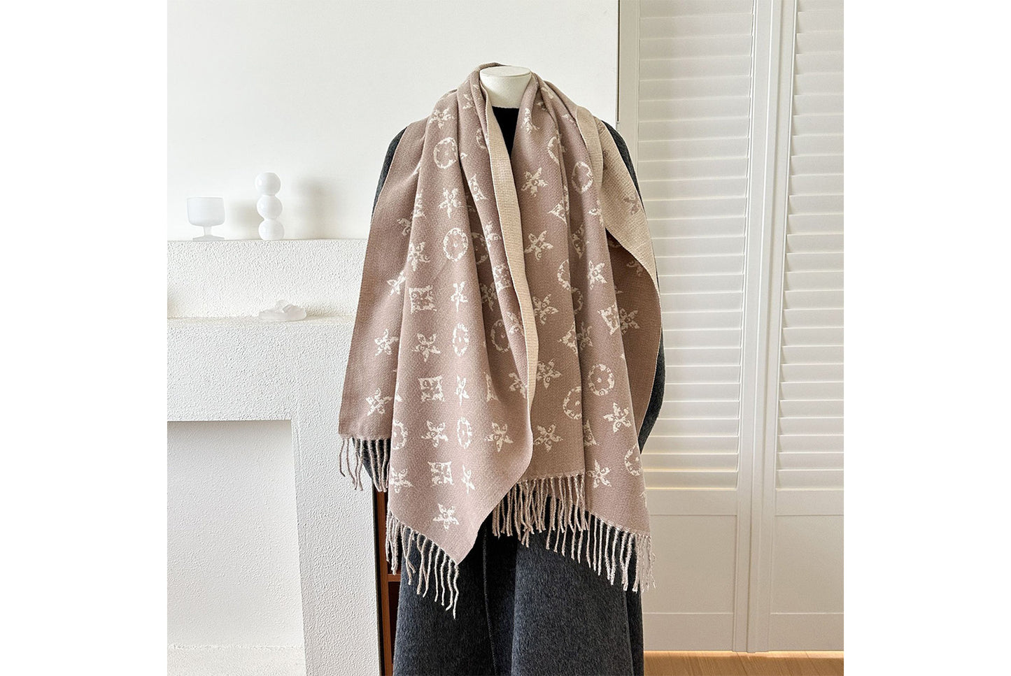 **Double-Sided Jacquard Tassel Scarf - Winter Warmth and Shawl Function**