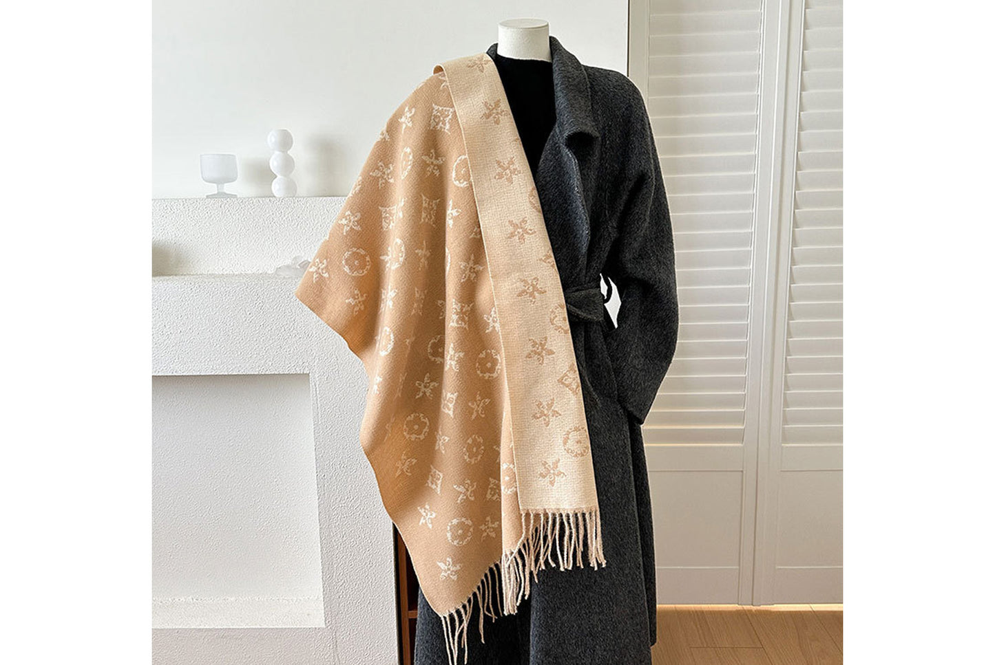 **Double-Sided Jacquard Tassel Scarf - Winter Warmth and Shawl Function**