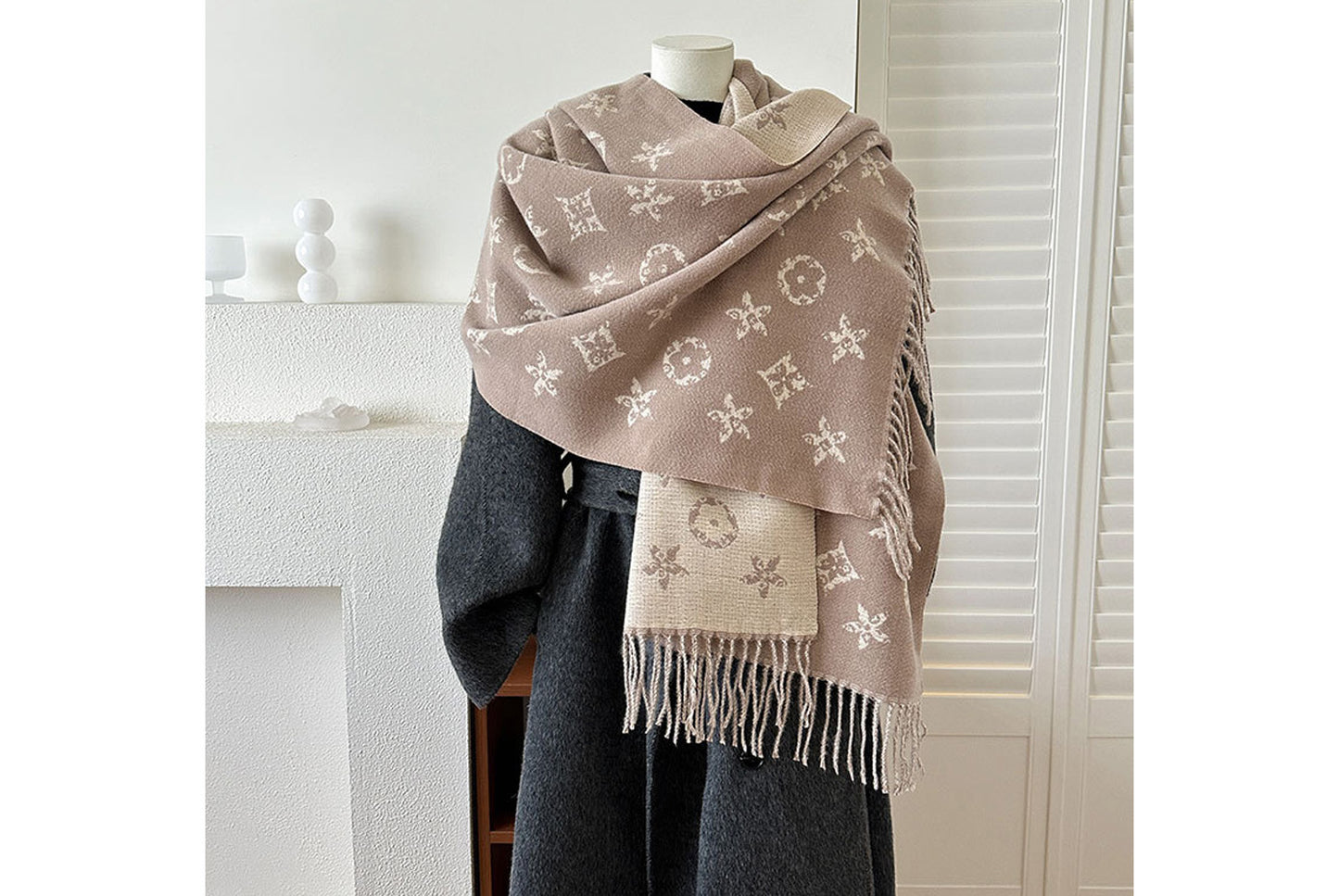 **Double-Sided Jacquard Tassel Scarf - Winter Warmth and Shawl Function**