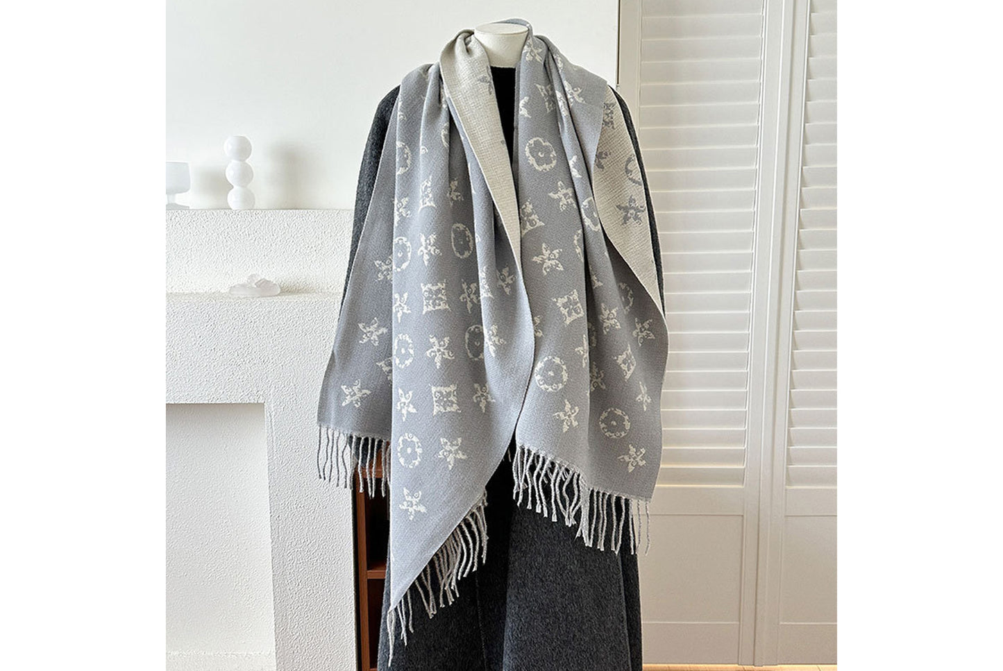 **Double-Sided Jacquard Tassel Scarf - Winter Warmth and Shawl Function**