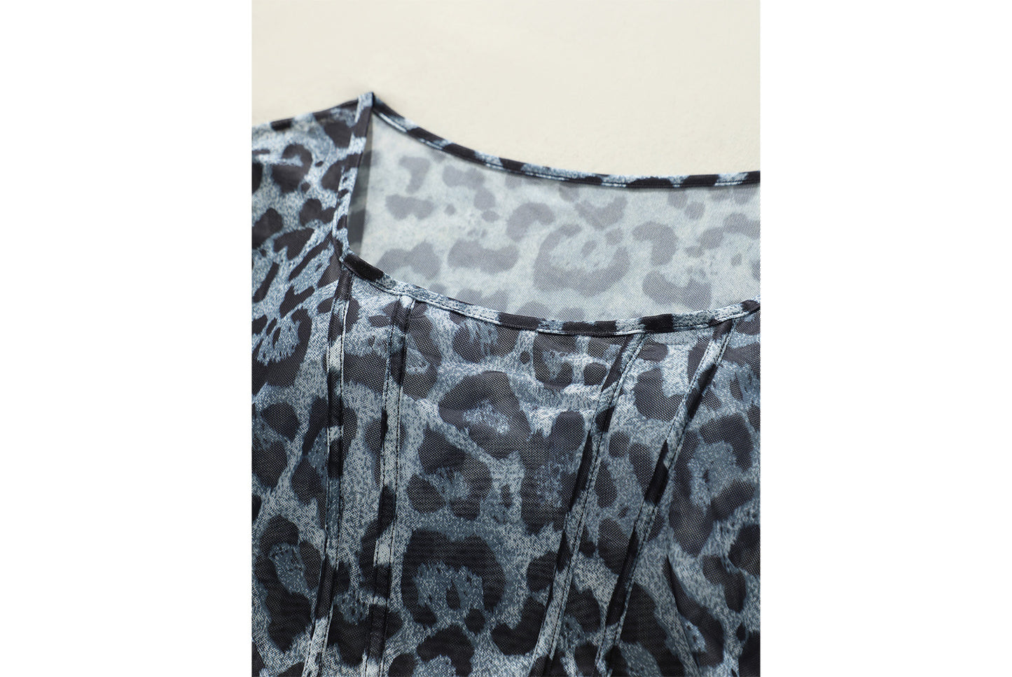 **Girl-inspired Leopard Print Cropped T-shirt, a versatile spring base**