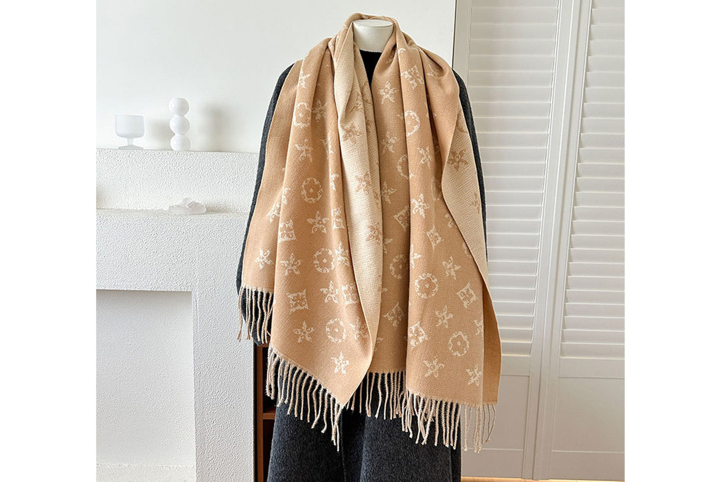 **Double-Sided Jacquard Tassel Scarf - Winter Warmth and Shawl Function**