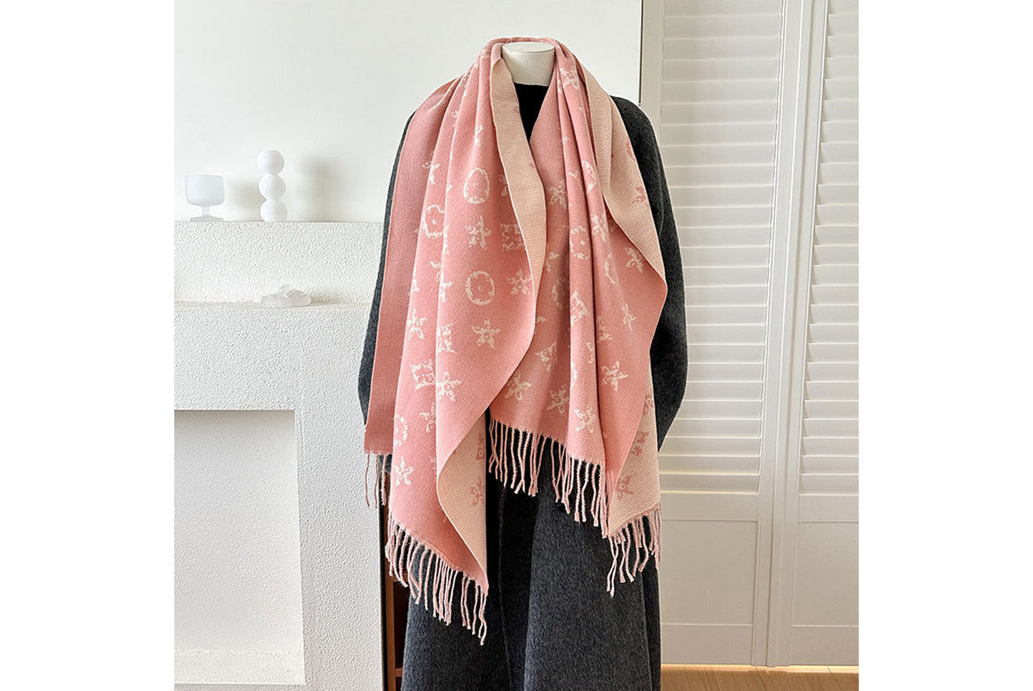 **Double-Sided Jacquard Tassel Scarf - Winter Warmth and Shawl Function**