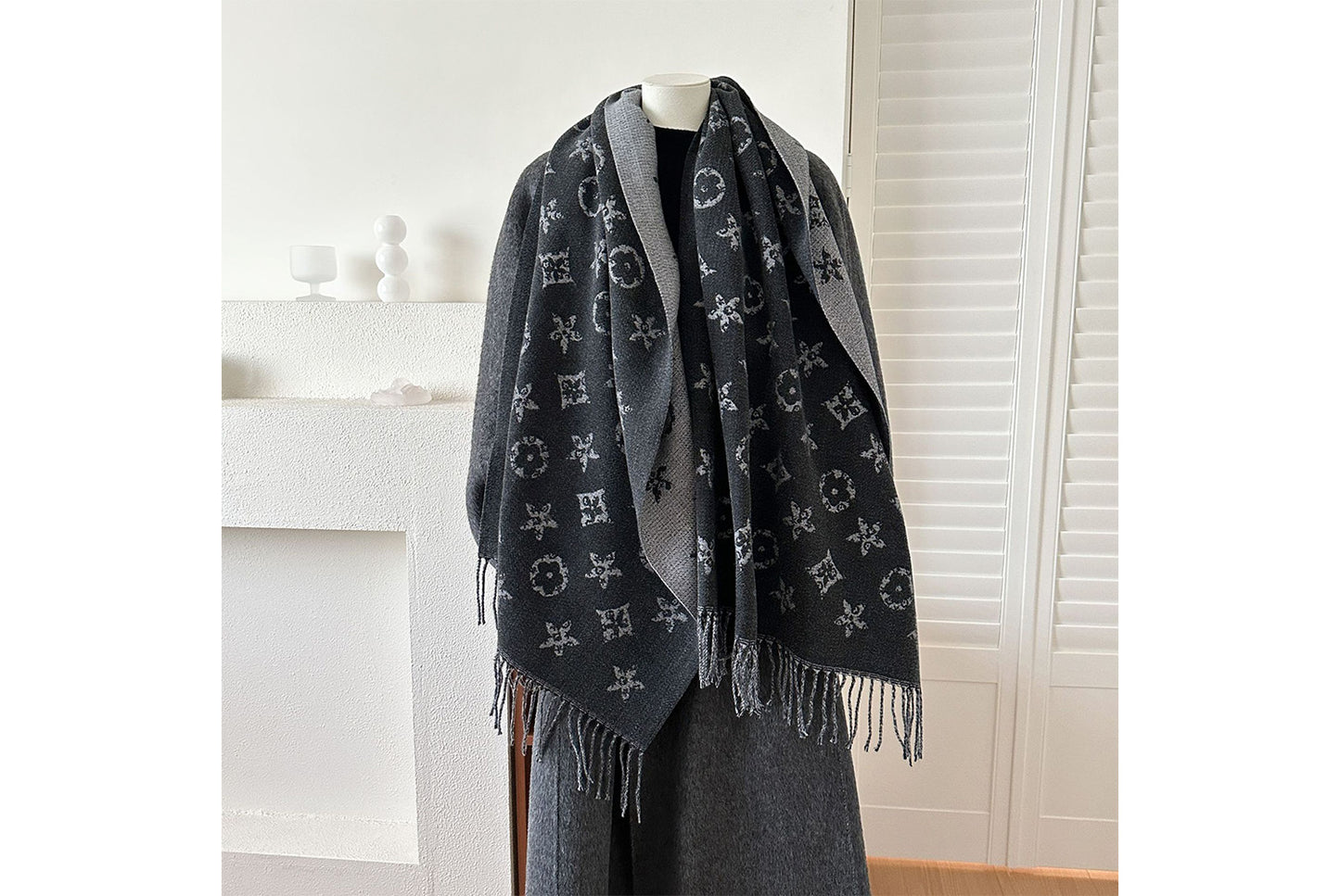 **Double-Sided Jacquard Tassel Scarf - Winter Warmth and Shawl Function**