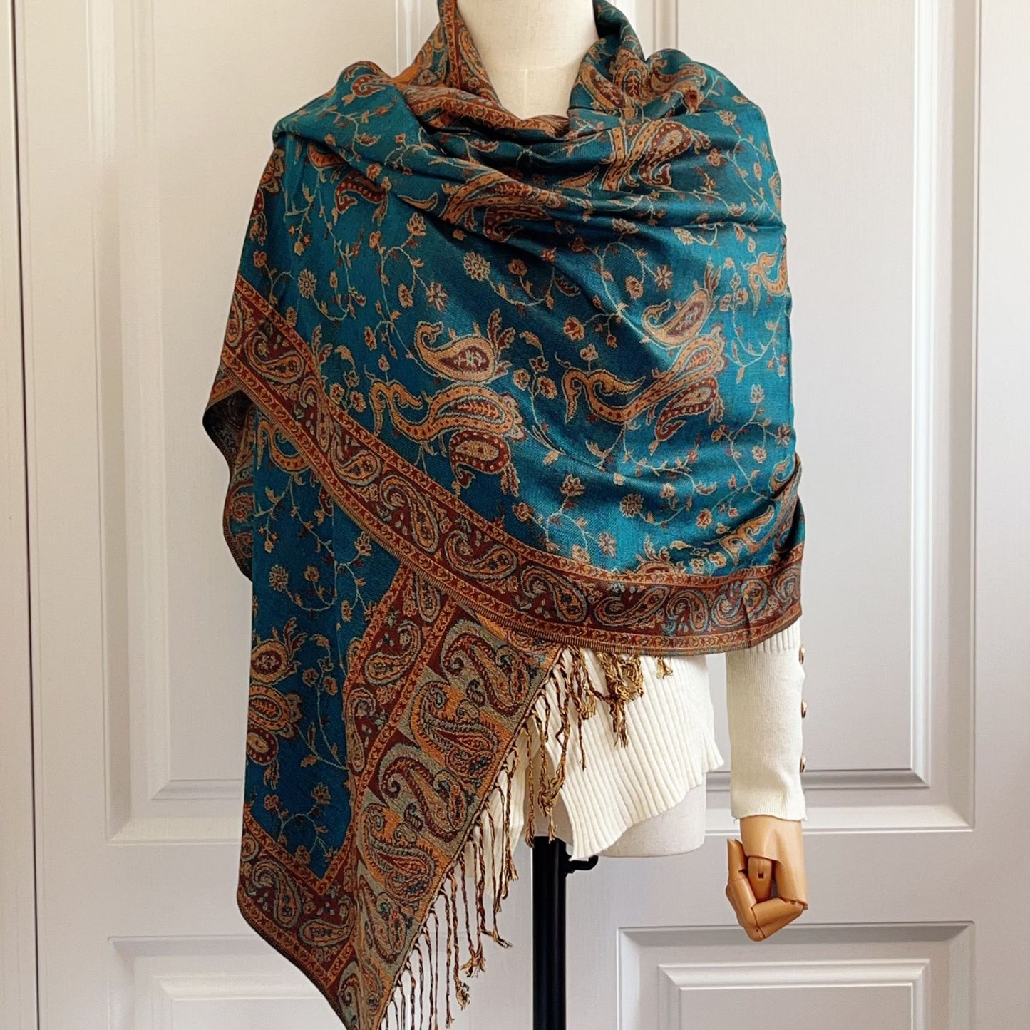Travel wear  Women's scarf
